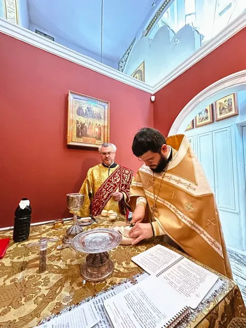 Помощник настоятеля возглавил Литургию в Санкт-Петербурге - фото 4