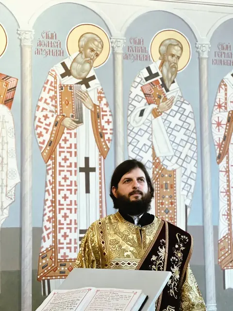 Помощник настоятеля возглавил Литургию в Санкт-Петербурге - фото 7