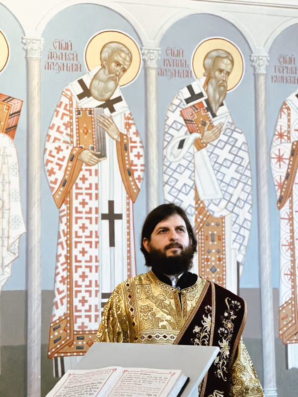 Помощник настоятеля возглавил Литургию в Санкт-Петербурге - фото 7