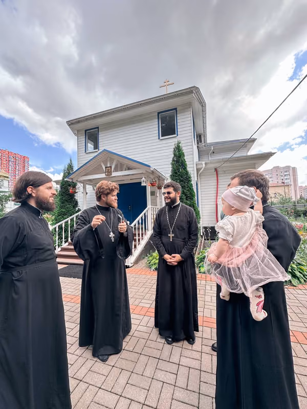 Помощник настоятеля возглавил Литургию в Санкт-Петербурге - фото 9