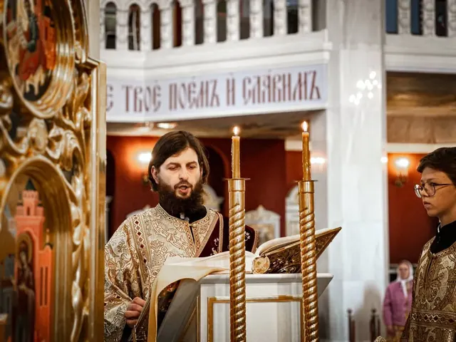 Помощник настоятеля возглавил Литургию в Санкт-Петербурге - фото 12