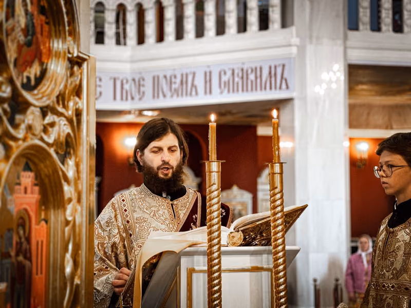 Помощник настоятеля возглавил Литургию в Санкт-Петербурге - фото 12