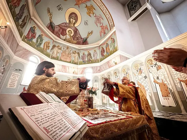 Помощник настоятеля возглавил Литургию в Санкт-Петербурге - фото 13
