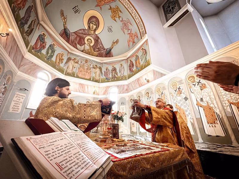 Помощник настоятеля возглавил Литургию в Санкт-Петербурге - фото 13