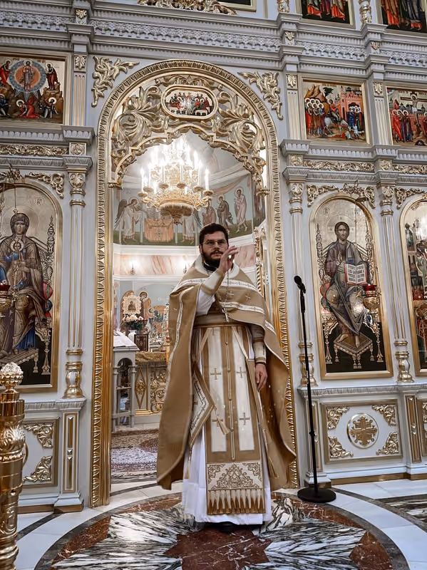 Помощник настоятеля возглавил Литургию в Санкт-Петербурге - фото 15