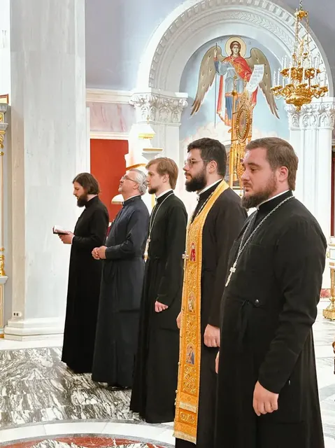 Помощник настоятеля возглавил Литургию в Санкт-Петербурге - фото 16