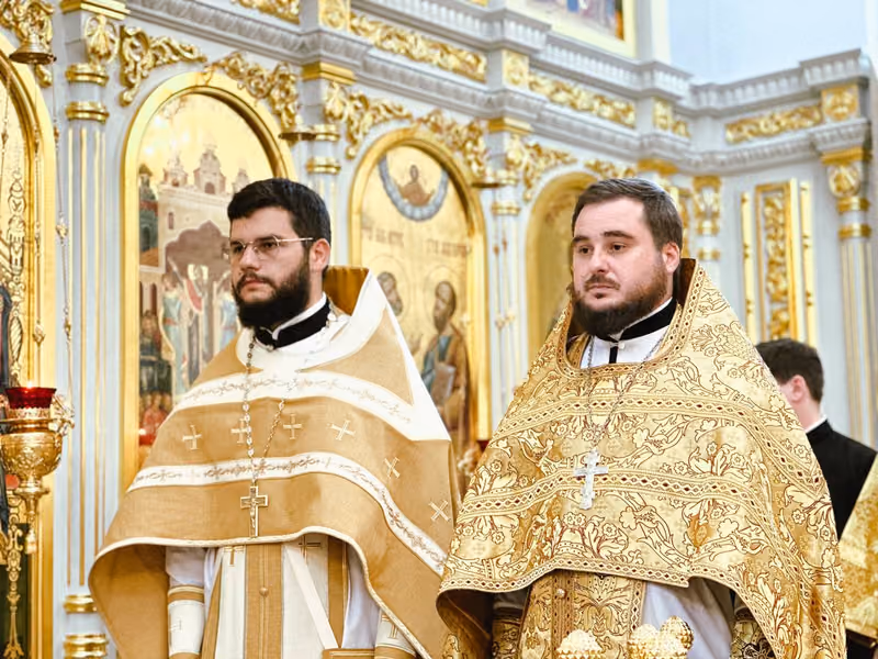 Помощник настоятеля возглавил Литургию в Санкт-Петербурге - фото 17