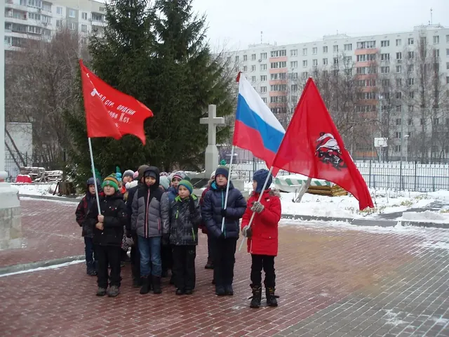 Возложение цветов у Мемориального памятника павшим воинам