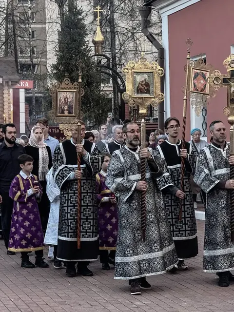 Совершена утреня с чином погребения Плащаницы - фото 7