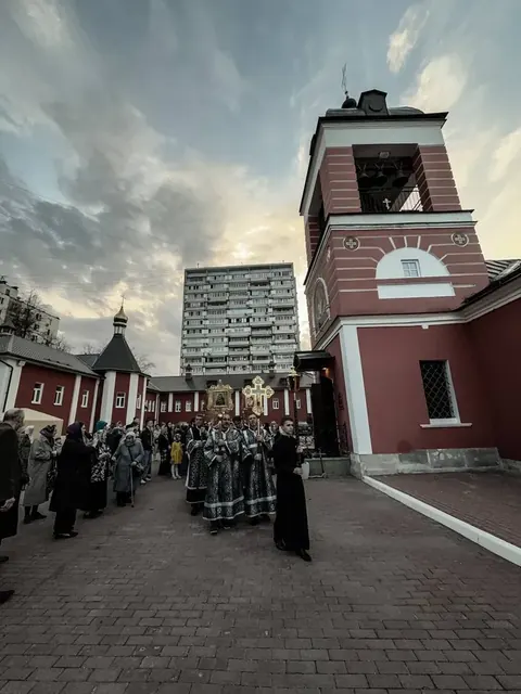 Совершена утреня с чином погребения Плащаницы - фото 10