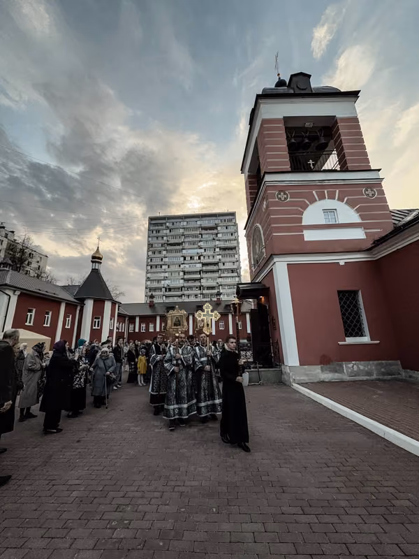 Совершена утреня с чином погребения Плащаницы - фото 10