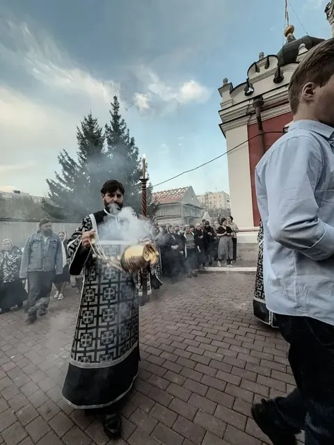 Совершена утреня с чином погребения Плащаницы - фото 15