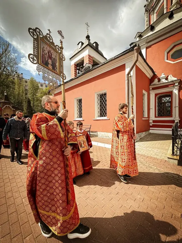 В неделю 2-ю по Пасхе совершено Богослужение