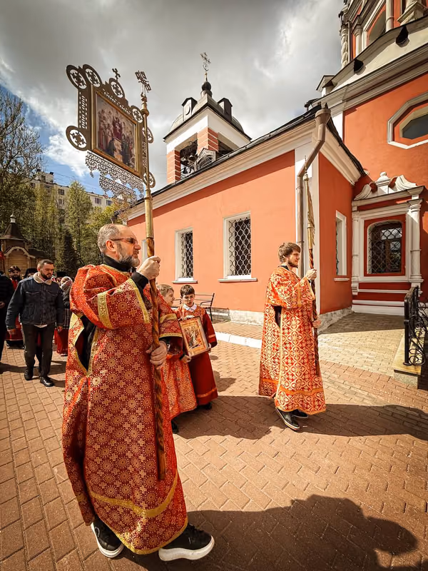 В неделю 2-ю по Пасхе совершено Богослужение