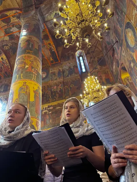Хор пел на Патриаршем богослужении в Успенском соборе - фото 5