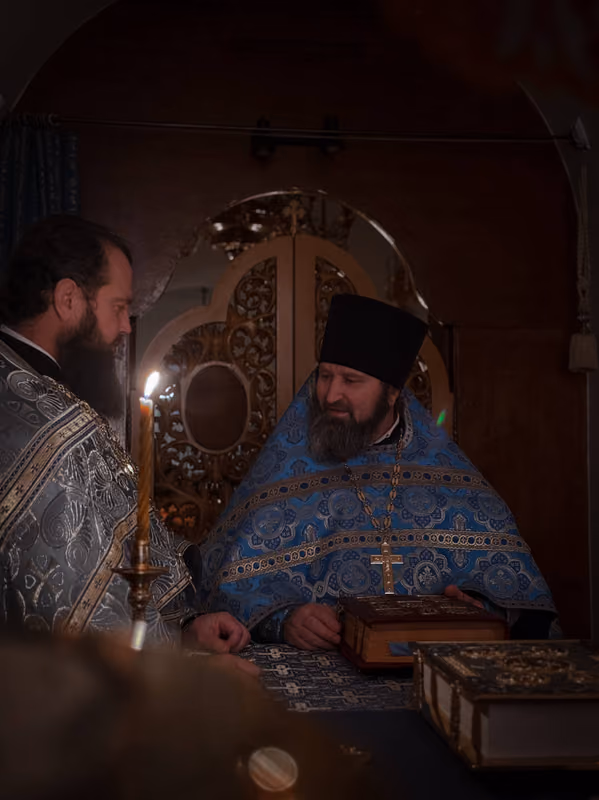 Совершена ночная Божественная Литургия