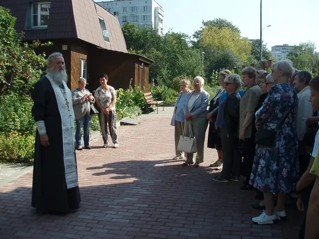 Возложение цветов у памятника воинам в День города Москвы
