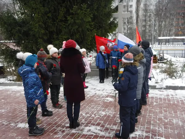 Учащиеся школы № 113 возложили цветы у памятника воинам