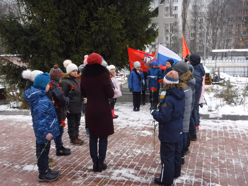 Учащиеся школы № 113 возложили цветы у памятника воинам