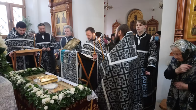 В Страстную Пятницу прошли Богослужения - фото 7