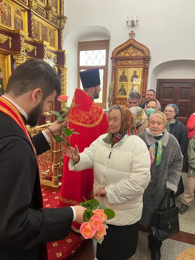 В неделю святых жен-мироносиц совершено Богослужение
