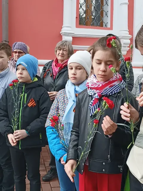 День Победы: мероприятие у памятника павшим воинам - фото 3