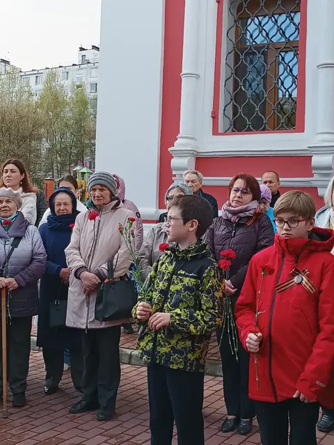 День Победы: мероприятие у памятника павшим воинам - фото 2
