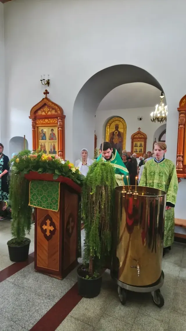 В день Святого Духа совершено Богослужение