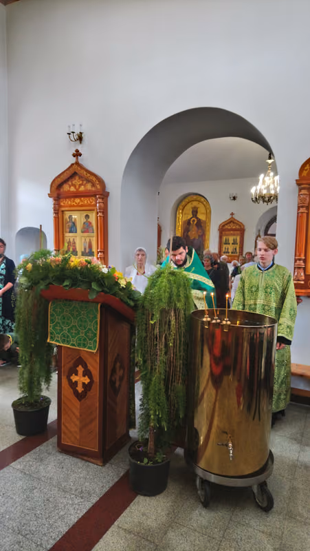 В день Святого Духа совершено Богослужение